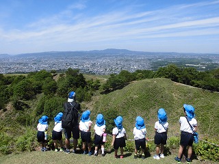 奈良市街の景色を見る5歳児