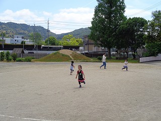 園庭を走る未就園児