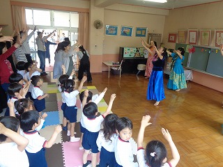 フラダンスを真似して踊る子どもたちやぽっぽＪの参加者