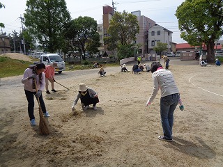 園庭の草引きをお手伝いしてくださる地域の方と保護者の方々