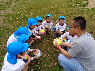 先生の話を聞く5歳児