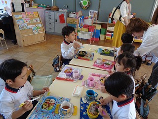 お弁当を食べる4歳児