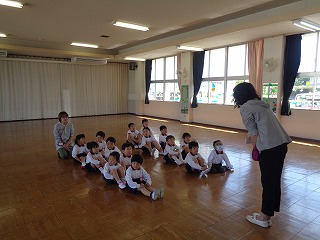 こどもの日集会で園長先生の話を聞く子どもたち