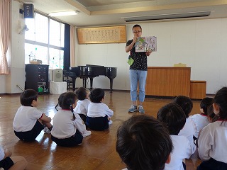 紙芝居をみる子どもたち