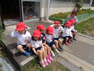 5歳児の避難訓練の様子を見る4歳児