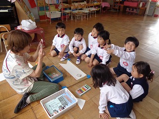 こいのぼりの制作で先生の話を聞く4歳児