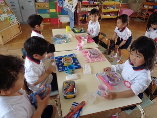 お弁当の準備をする4歳児