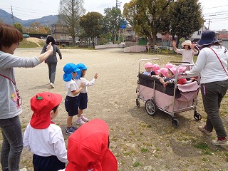 遊びに来た極楽坊保育園の0歳児さんに手を振る子どもたち
