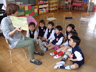 絵本を見る4歳児