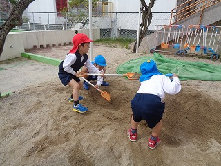 砂場で遊ぶ子どもたち