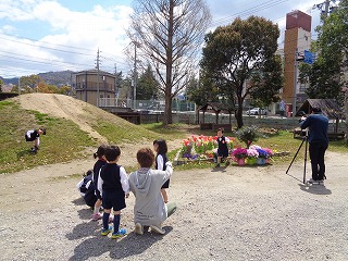 写真屋さんに個人写真を撮ってもらう4歳児