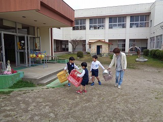 砂場の玩具を運ぶ5歳児の画像3