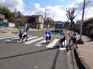 横断歩道を手をあげてわたる5歳児