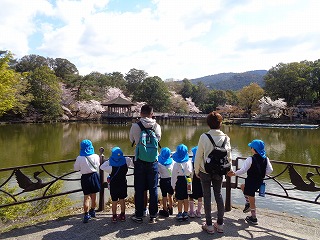 浮見堂を眺める子どもたち