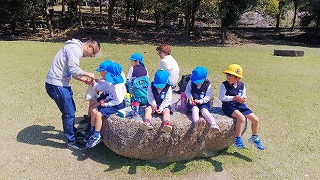 公園でおやつタイムの子どもたち