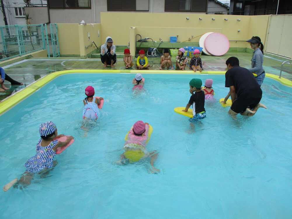 プール遊び　5歳児
