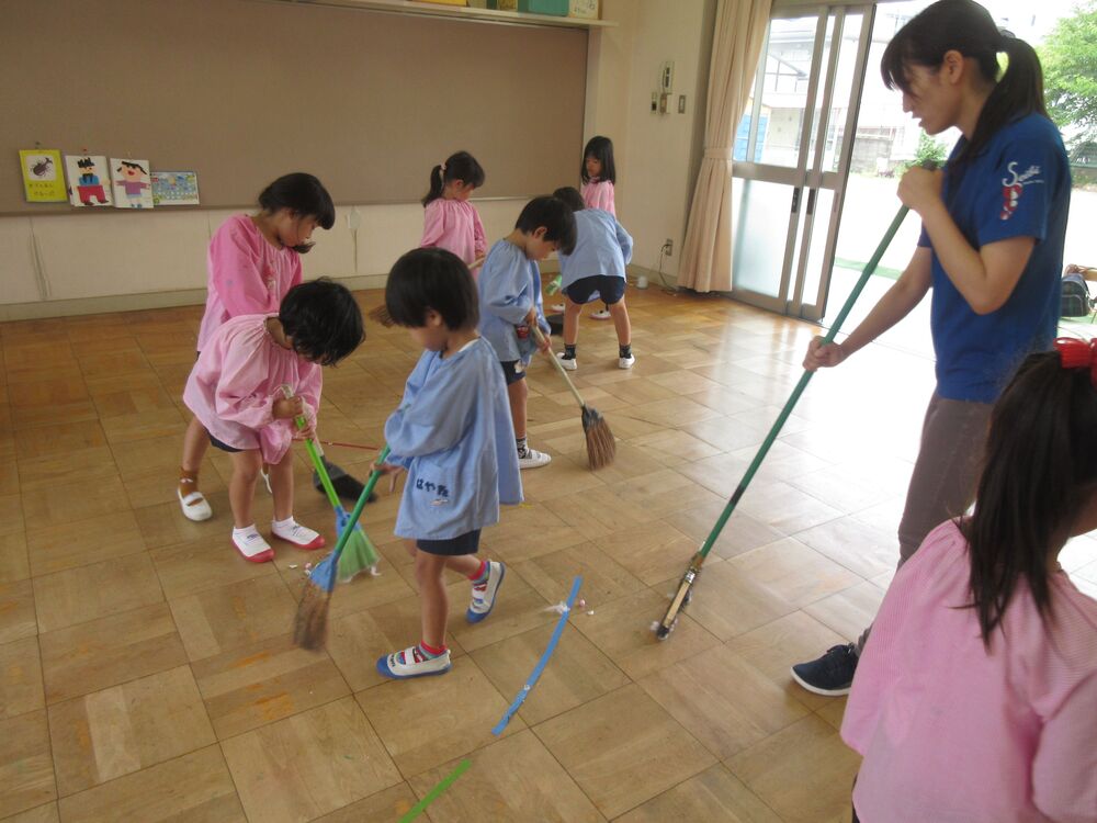 大掃除　5歳児掃き掃除