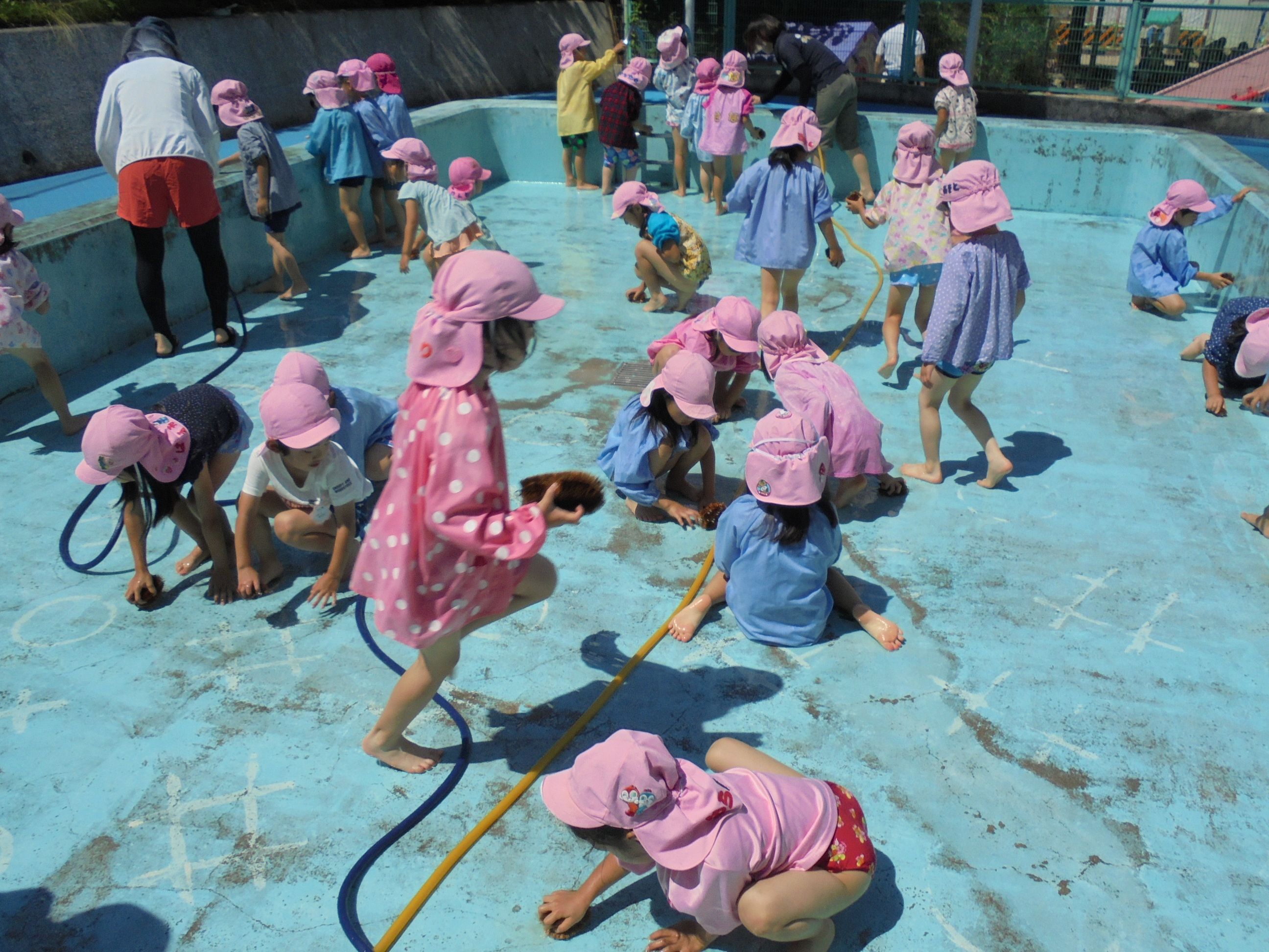 5歳児の子ども達がプールを掃除している様子