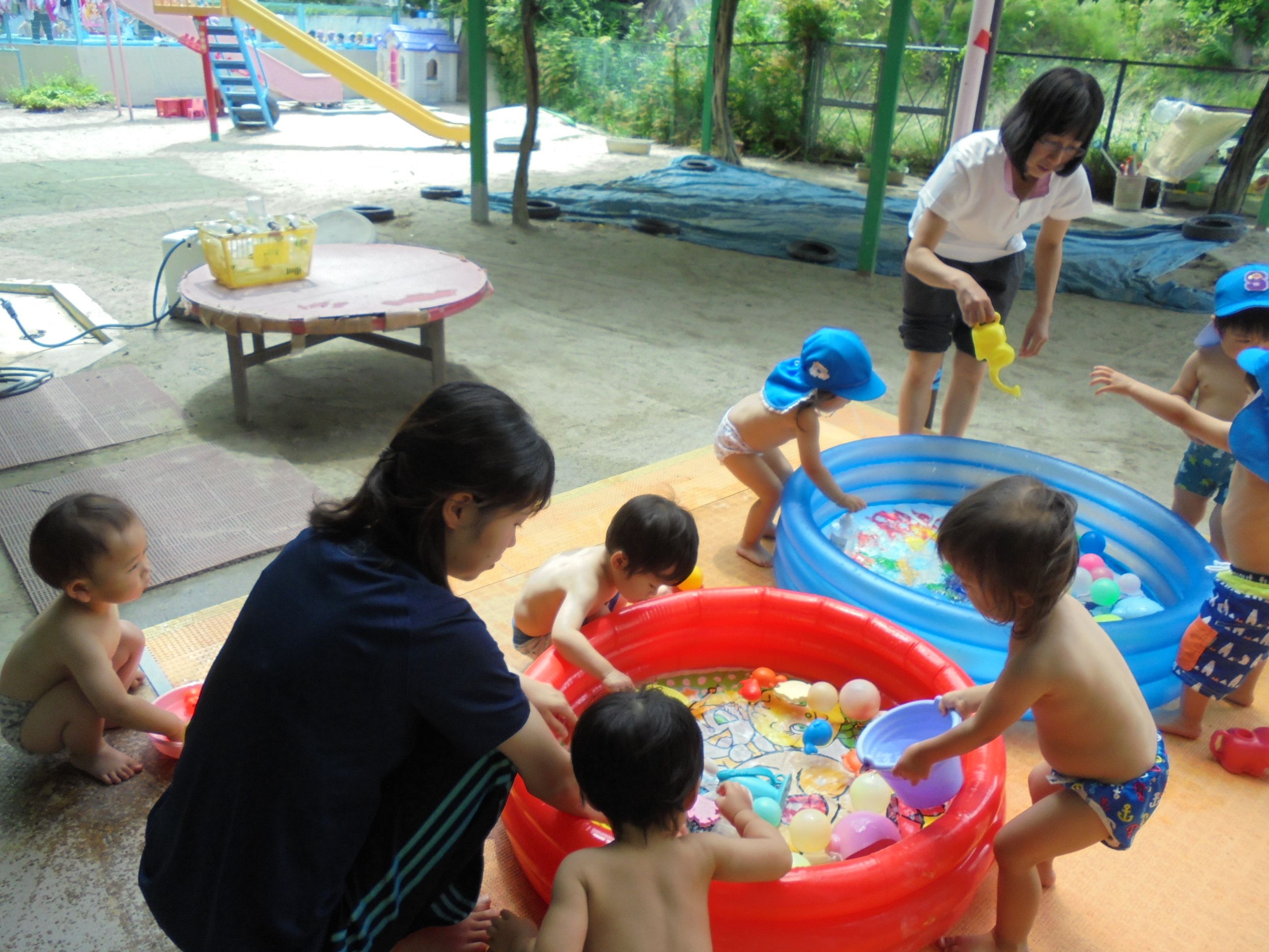 1歳児の子ども達がプールに入っている様子