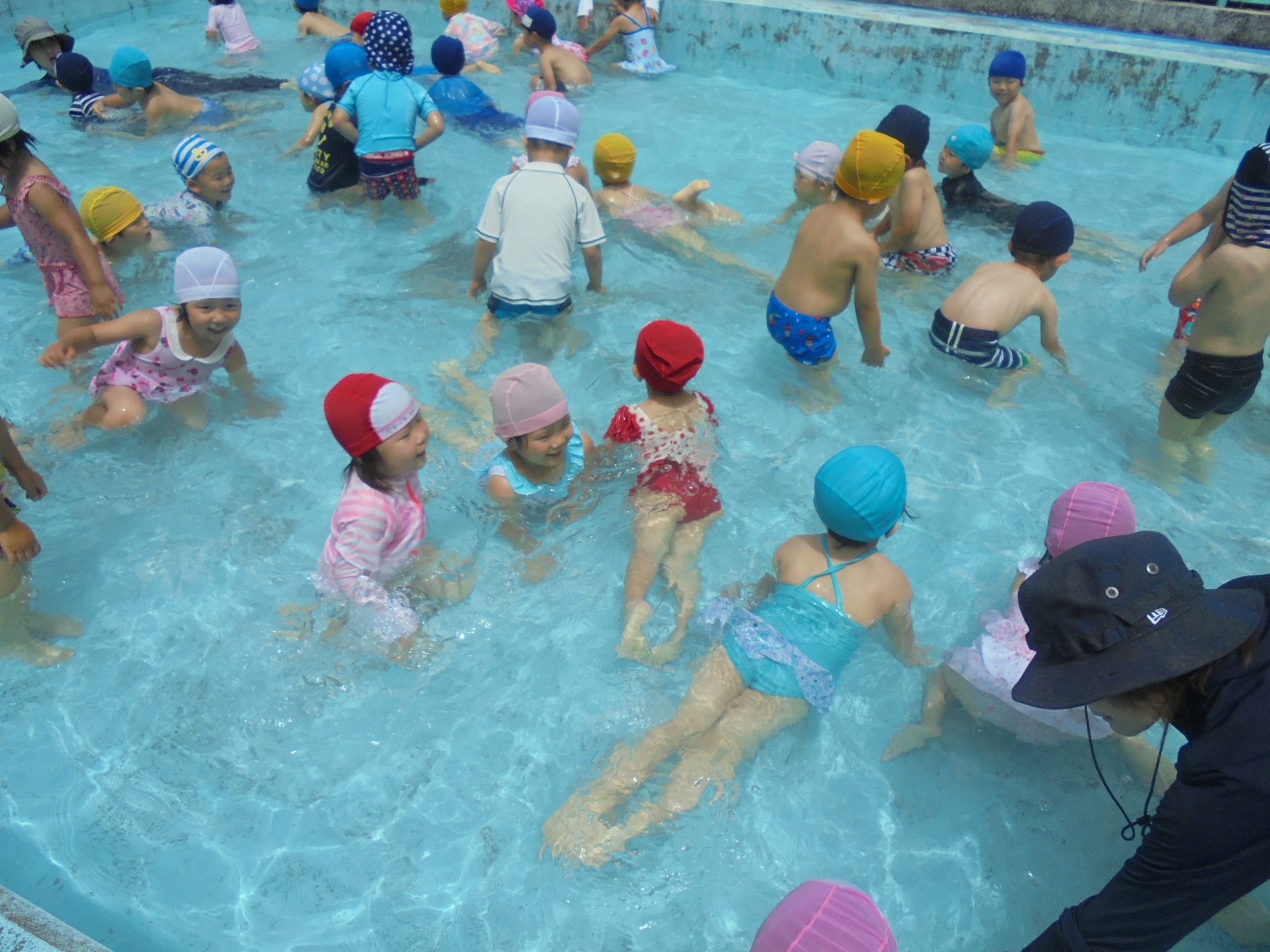 幼児組の子ども達がプールで遊んでいる様子の画像2