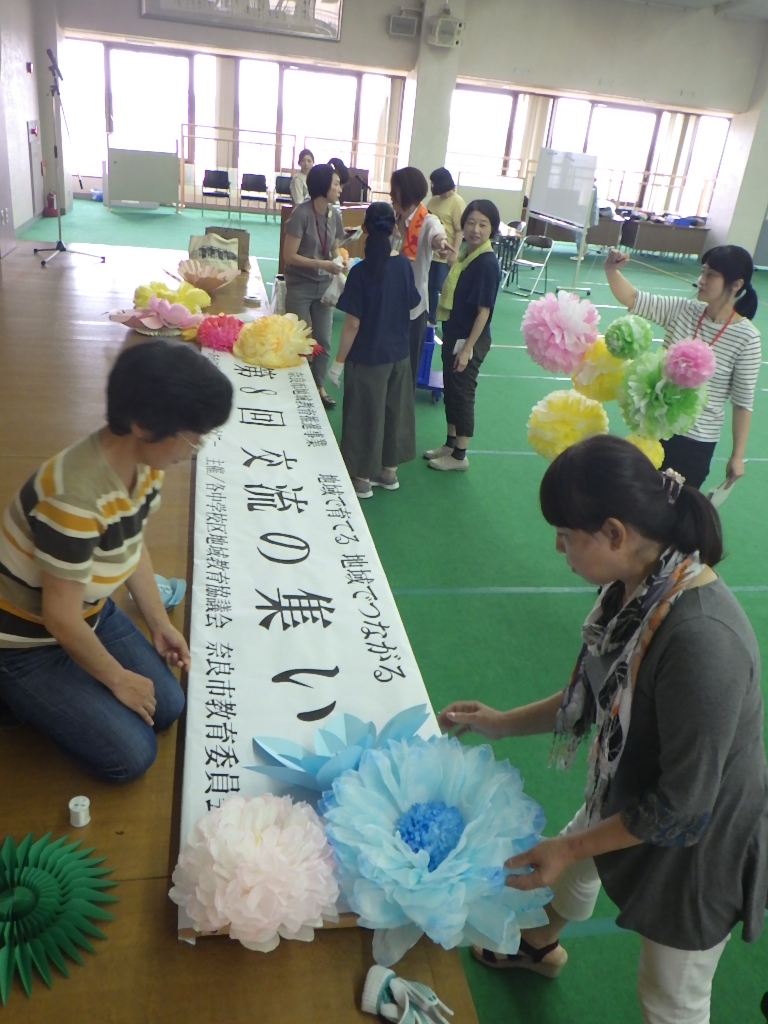 前日準備の様子です。子どもたちが楽しめるよう、地域教育協議会の皆さんが会場を華やかに飾り付けてくださいました。の画像1