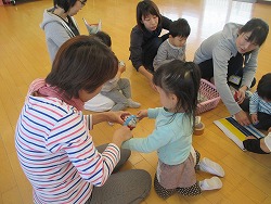 5月8日(水曜日)　さくらんぼ組(2歳児)の画像1