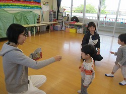 5月8日(水曜日)　さくらんぼ組(2歳児)の画像2