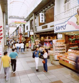 東向き商店街の画像