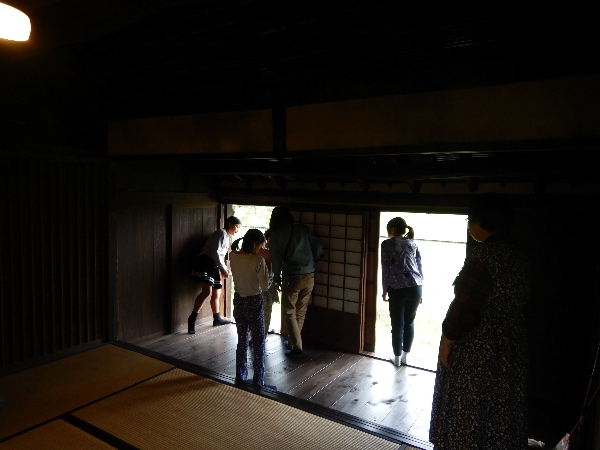 旧田中家住宅の雨戸をあける