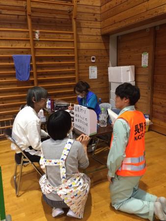 【長野市職員】避難所で被災者との様子の画像