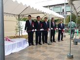 あやめ池駅前ベンチ除幕式