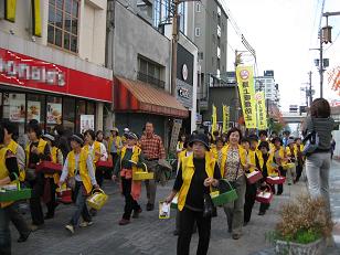 街頭パレードへ出発の画像