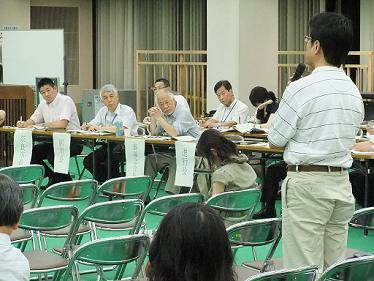 参加者の発言に聞き入る市職員たち