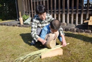 旧田中家で、しめ縄づくりの画像7