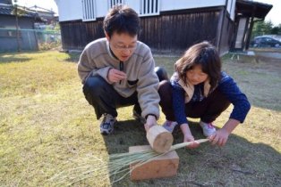 旧田中家で、しめ縄づくりの画像10