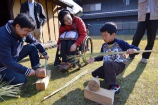 旧田中家で、しめ縄づくりの画像11