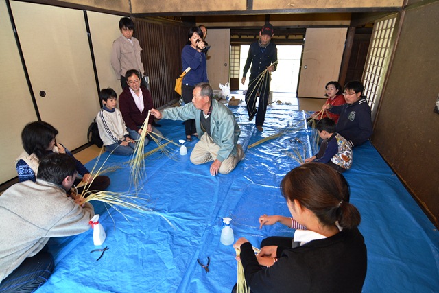 旧田中家で、しめ縄づくりの画像12