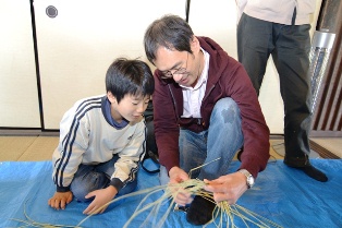 旧田中家で、しめ縄づくりの画像15