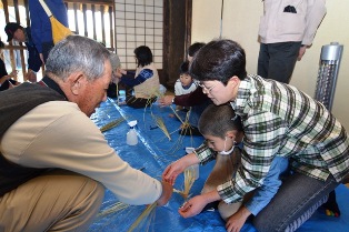 旧田中家で、しめ縄づくりの画像17