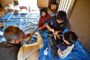 旧田中家で、しめ縄づくりの画像22