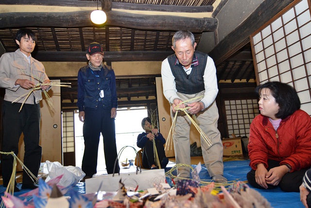 旧田中家で、しめ縄づくりの画像28