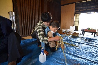 旧田中家で、しめ縄づくりの画像31