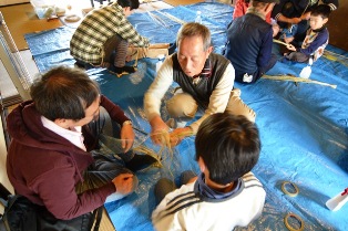旧田中家で、しめ縄づくりの画像39