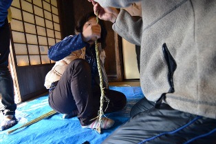 旧田中家で、しめ縄づくりの画像43