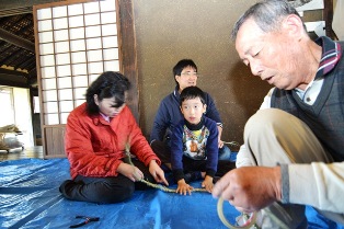 旧田中家で、しめ縄づくりの画像46