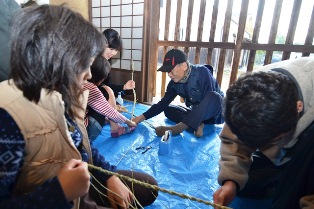 旧田中家で、しめ縄づくりの画像53