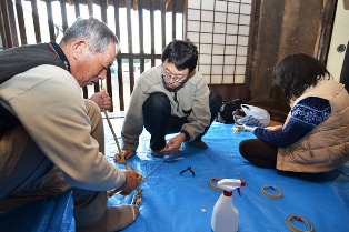 旧田中家で、しめ縄づくりの画像57