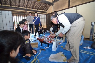 旧田中家で、しめ縄づくりの画像62