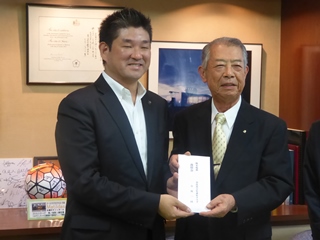 奈良市万年青年クラブ連合会から「熊本地震義援金」の贈呈の画像