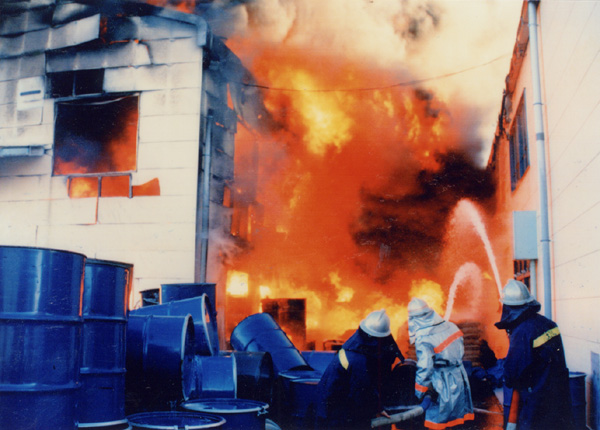 危険物を取り扱う工場が火災になった写真